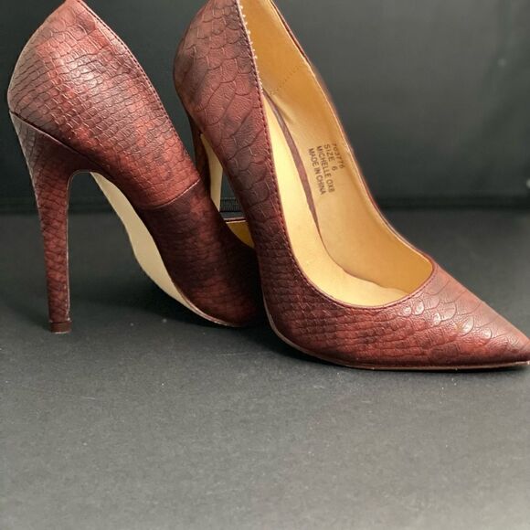 Charlotte Russe Snake Print Faux Leather Pumps - Picture 15 of 17